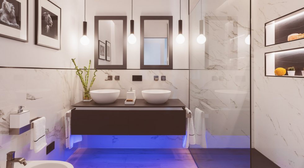 bagno moderno con rubinetteria a parete