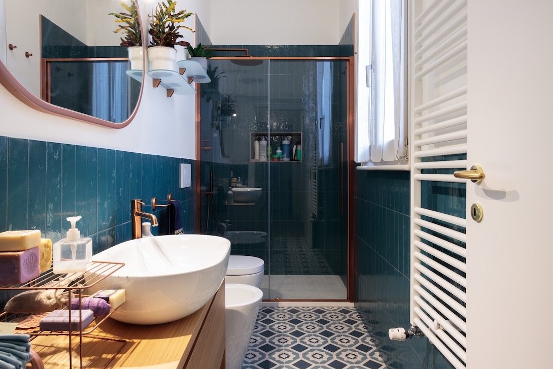 Bagno piccolo ristrutturato da Creo Casa Milano con superfici chiare e ben coordinate