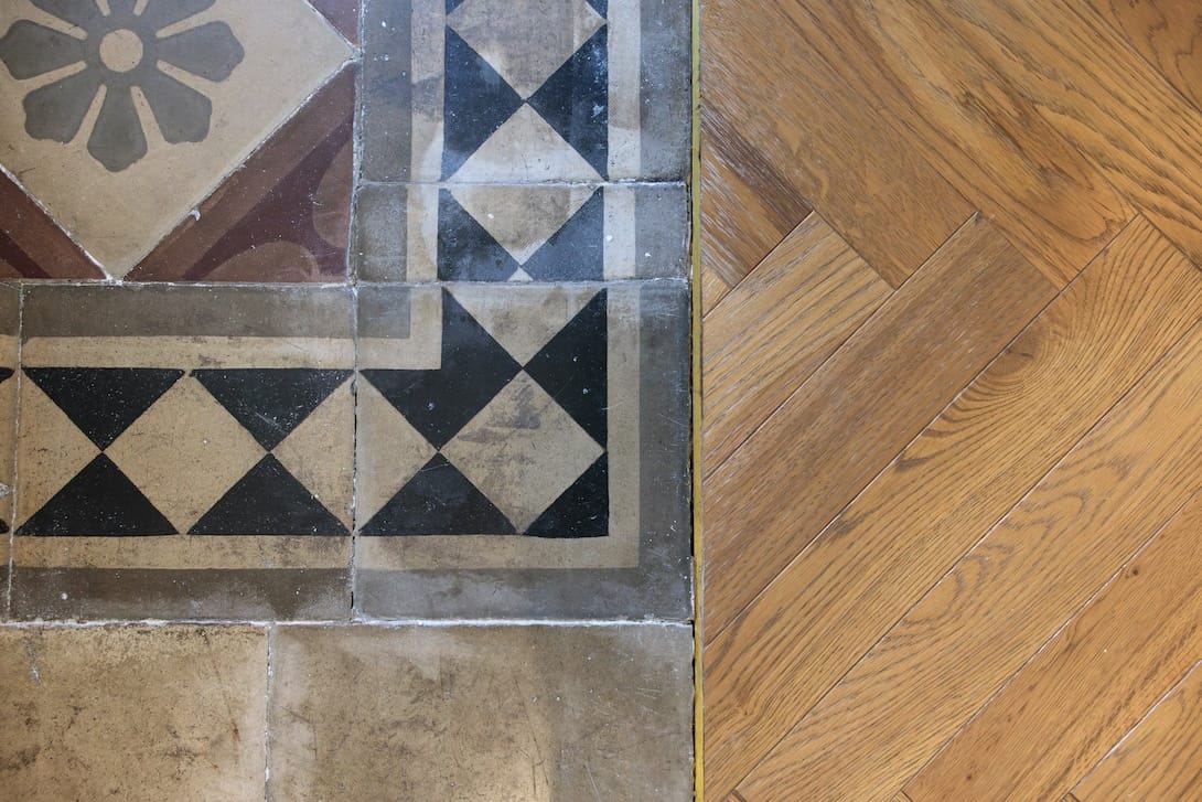 Contrasto tra parquet cucina e piastrelle antiche, progetto Creo Casa Milano