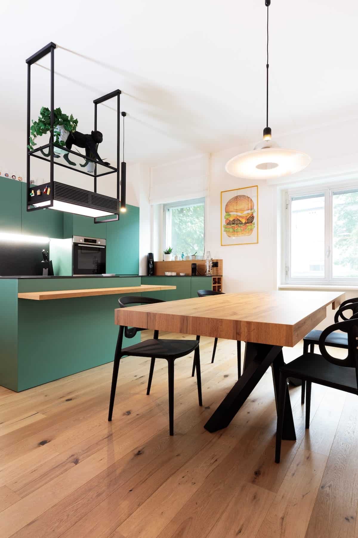 Cucina con isola e parquet, progetto Creo Casa