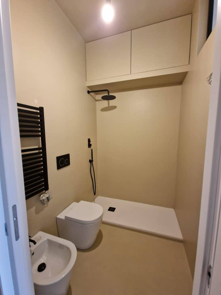 Bagno ristrutturato da Creo Casa con pavimento in resina