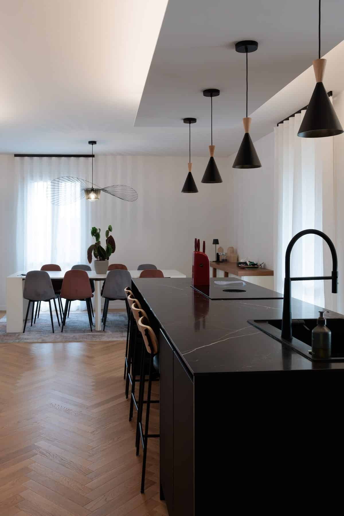 Cucina open space con parquet chiaro